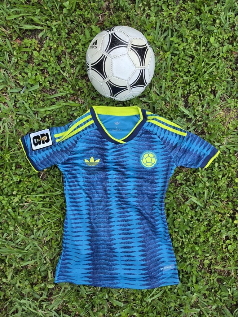 Colombia Woman Away 26'
