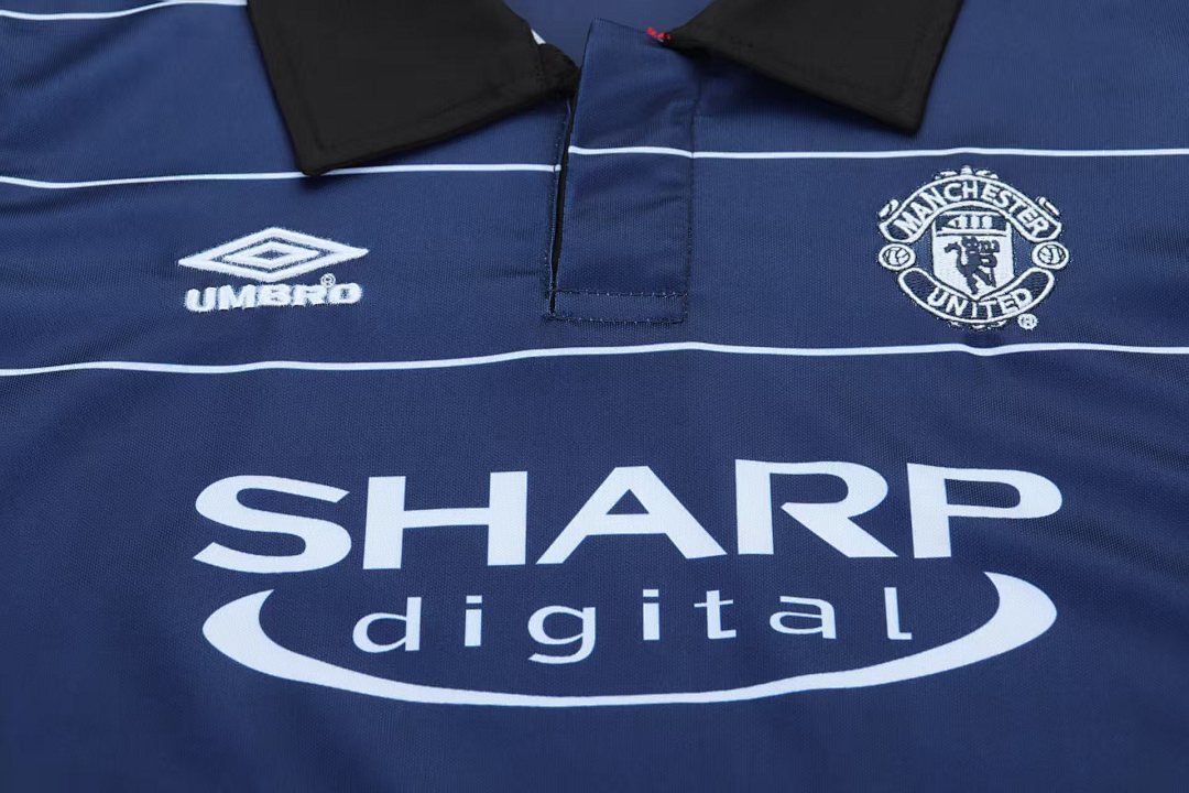 Manchester United 1999/00 Kids Away Kit - Image 5